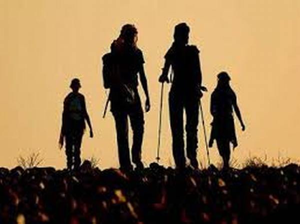 famiglia sul cammino di santiago al tramonto