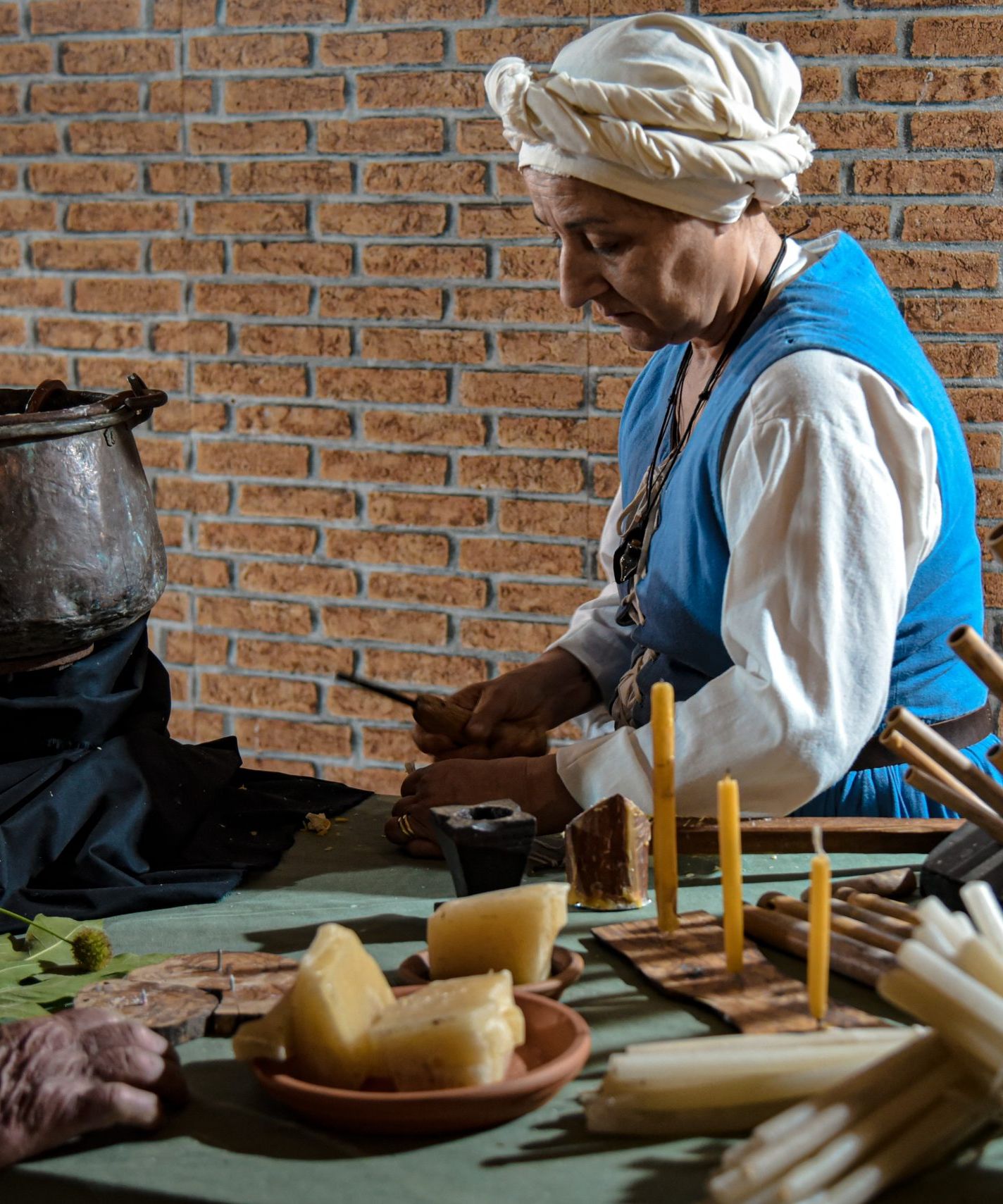 una donna in abiti medievali a lucca historiae festival