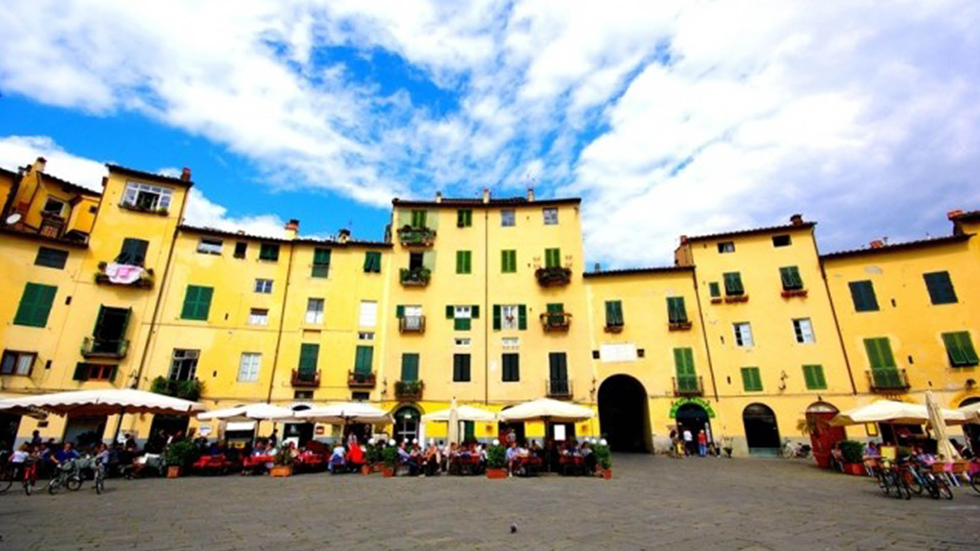 Piazza Anfiteatro a Lucca: come nasce una delle piazze più belle della  Toscana