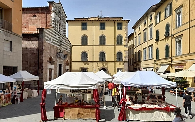 photo of the arts and crafts market in Piazza San Giusto