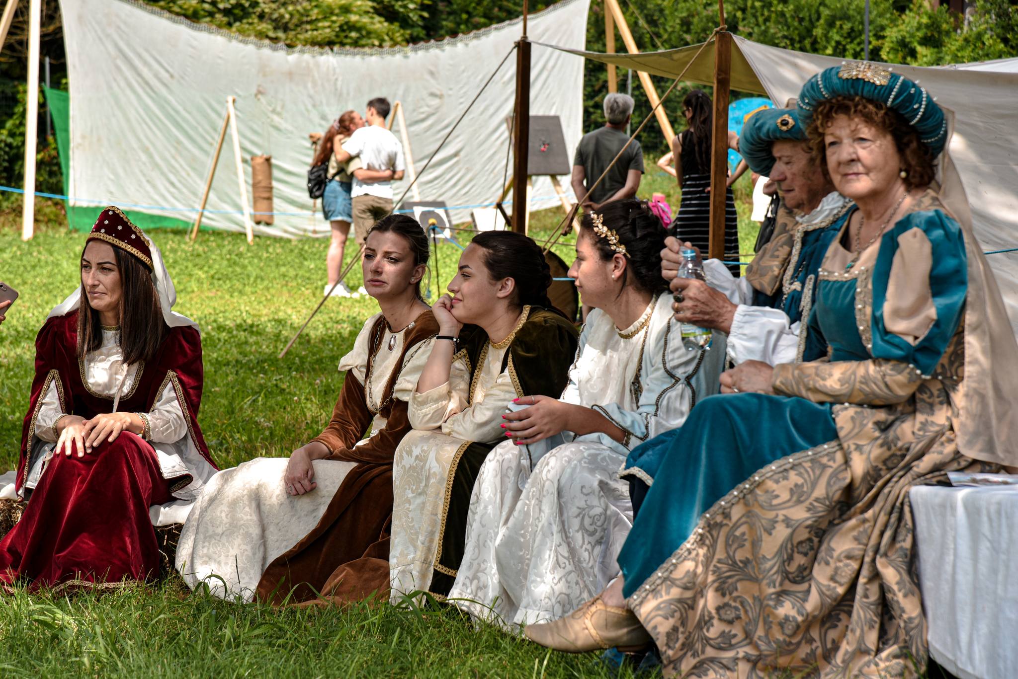 domme vestite in abiti rinascimentali per lucca historiae