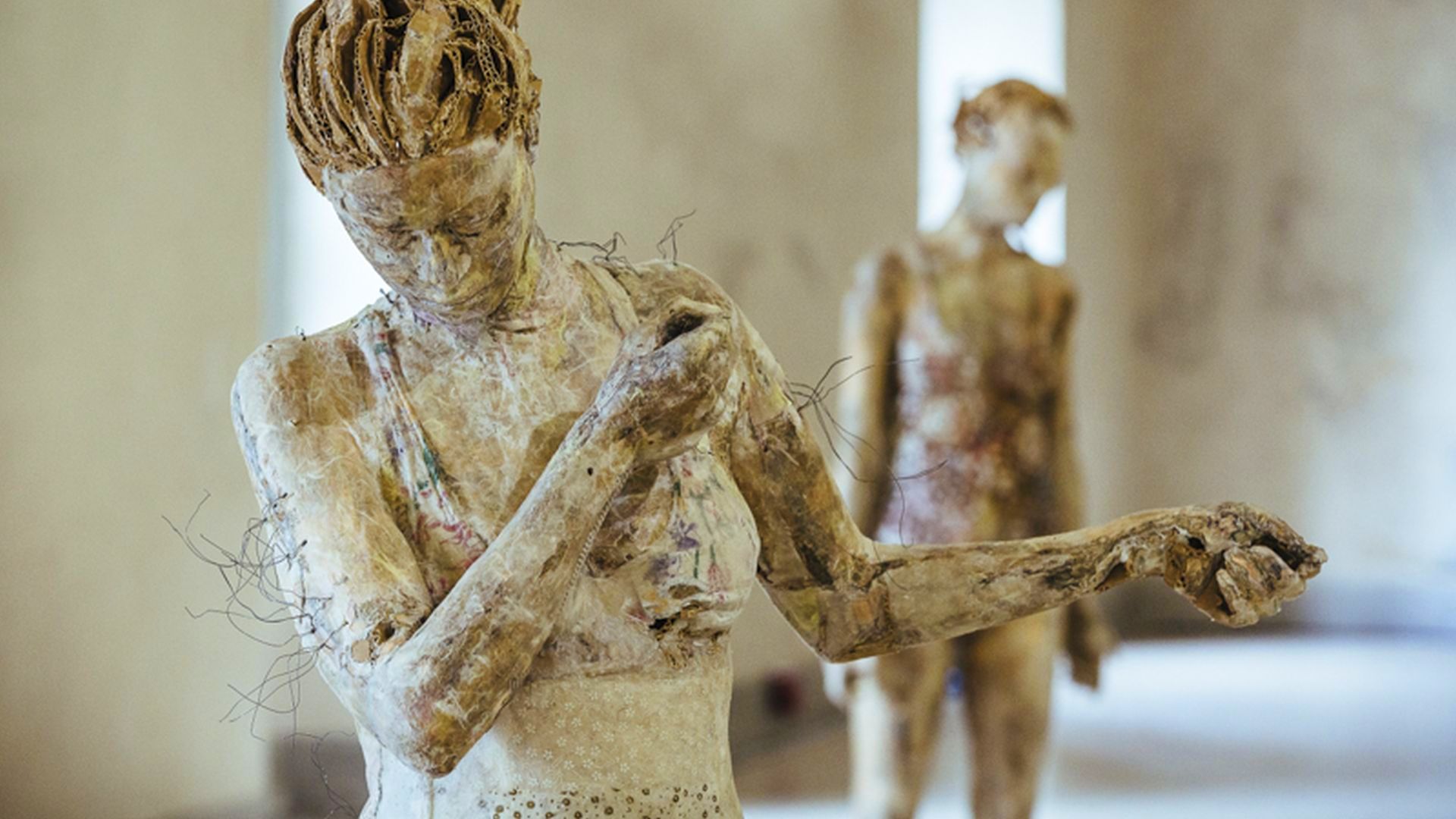 statue in carta Lucca Biennale