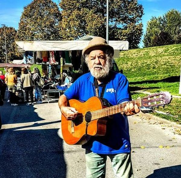 Gildo al mercato settimanale di Lucca