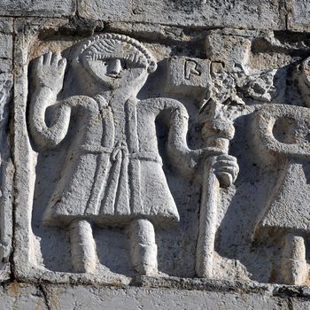 bassorilievo sulla ciesa di sant'annunziata in Brancoli