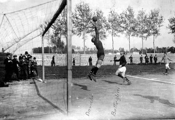 Lucchese120 - i calciatori Dovichi e Battaglini in azione durante una prtita
