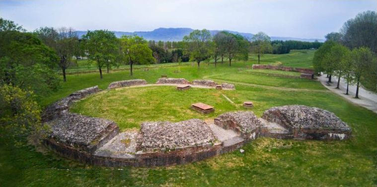 I resti del torrione che ancora oggi affiorano sul baluardo Santa Croce_0.jpg