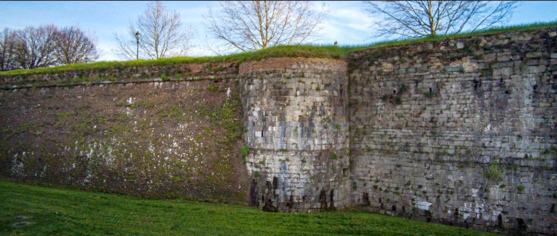 La torretta e il muro medievale in pietra inserita nelle fortificazioni rinascimentali.jpg