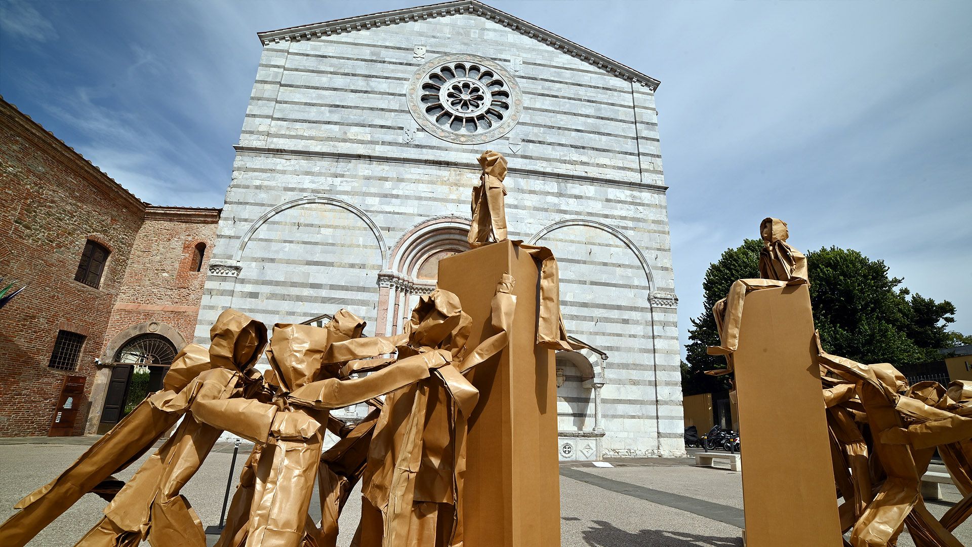 paper sculpture in piazza san Francesco Lucca