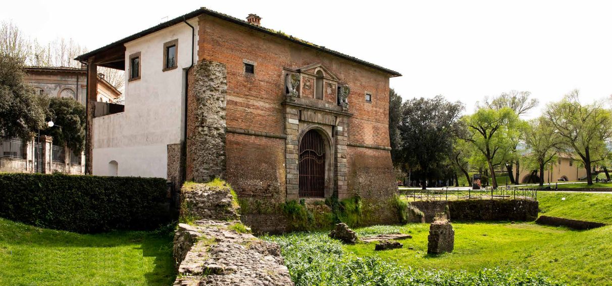 La porta San Donato vecchia con i resti del ponte levatoio e delle mura medievali