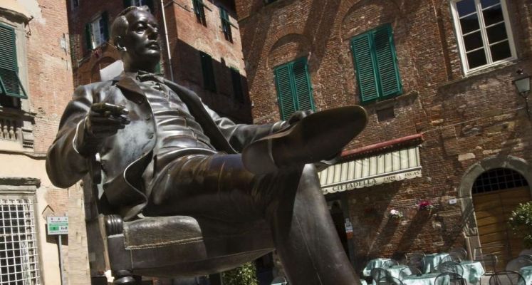 Statua di Giacomo Puccini in piazza Cittadella