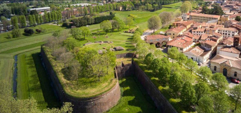 Veduta del torrione che emerge dalla parte superiore del baluardo san Martino.1_0.jpg