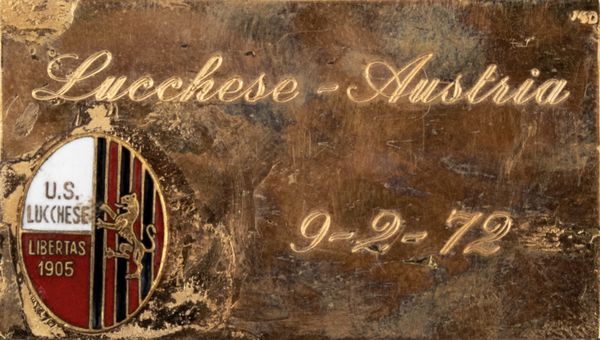 Lucchese120 - targa dorata in ricordo dell'amichevole di lusso tra austri e lucchese nel 1972