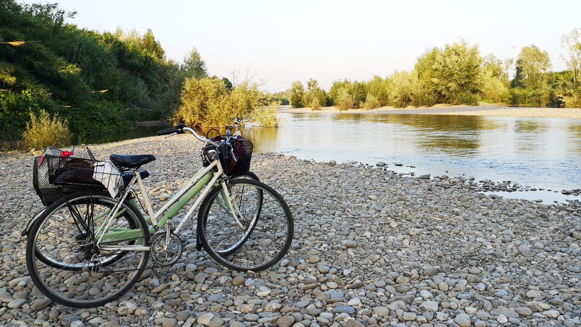 bicyclettes sur la rive du fleuve serchio