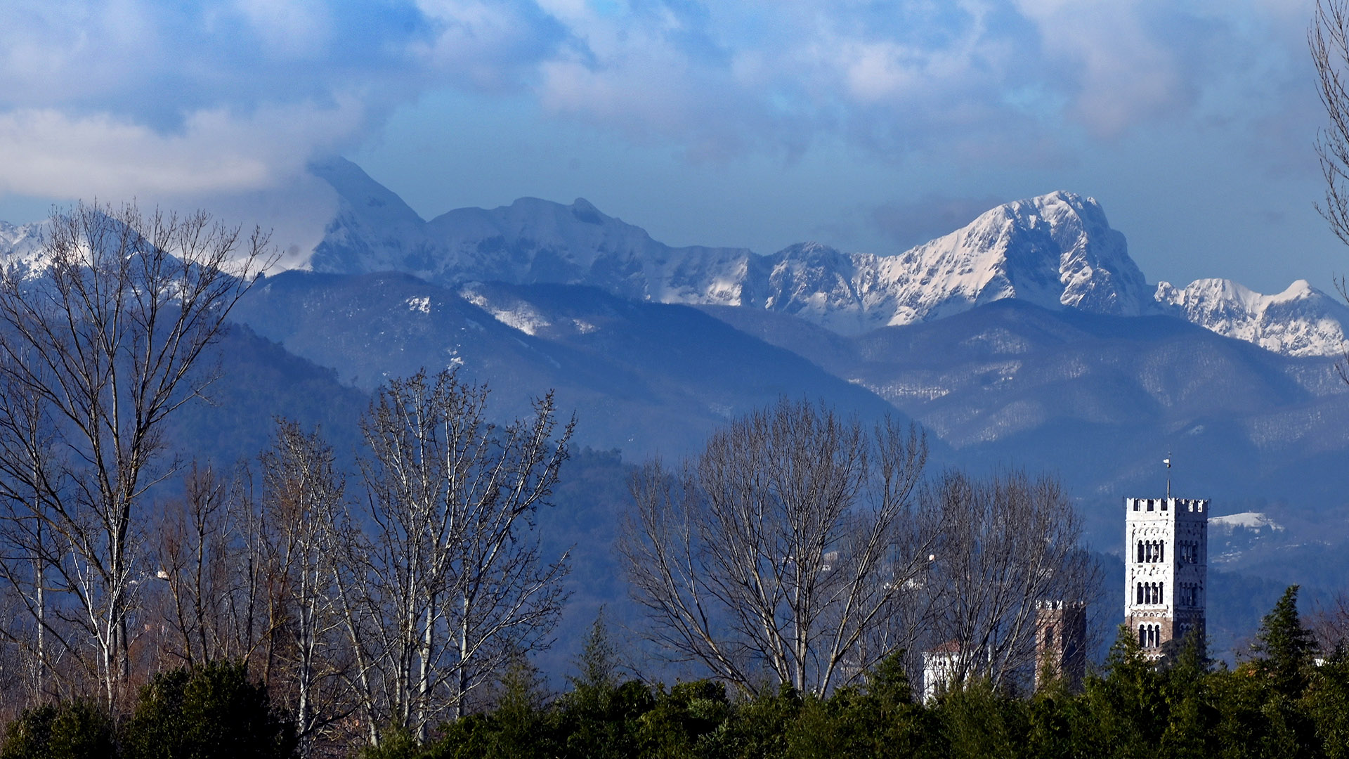 Les Alpes apuanes depuis les remparts de Lucques