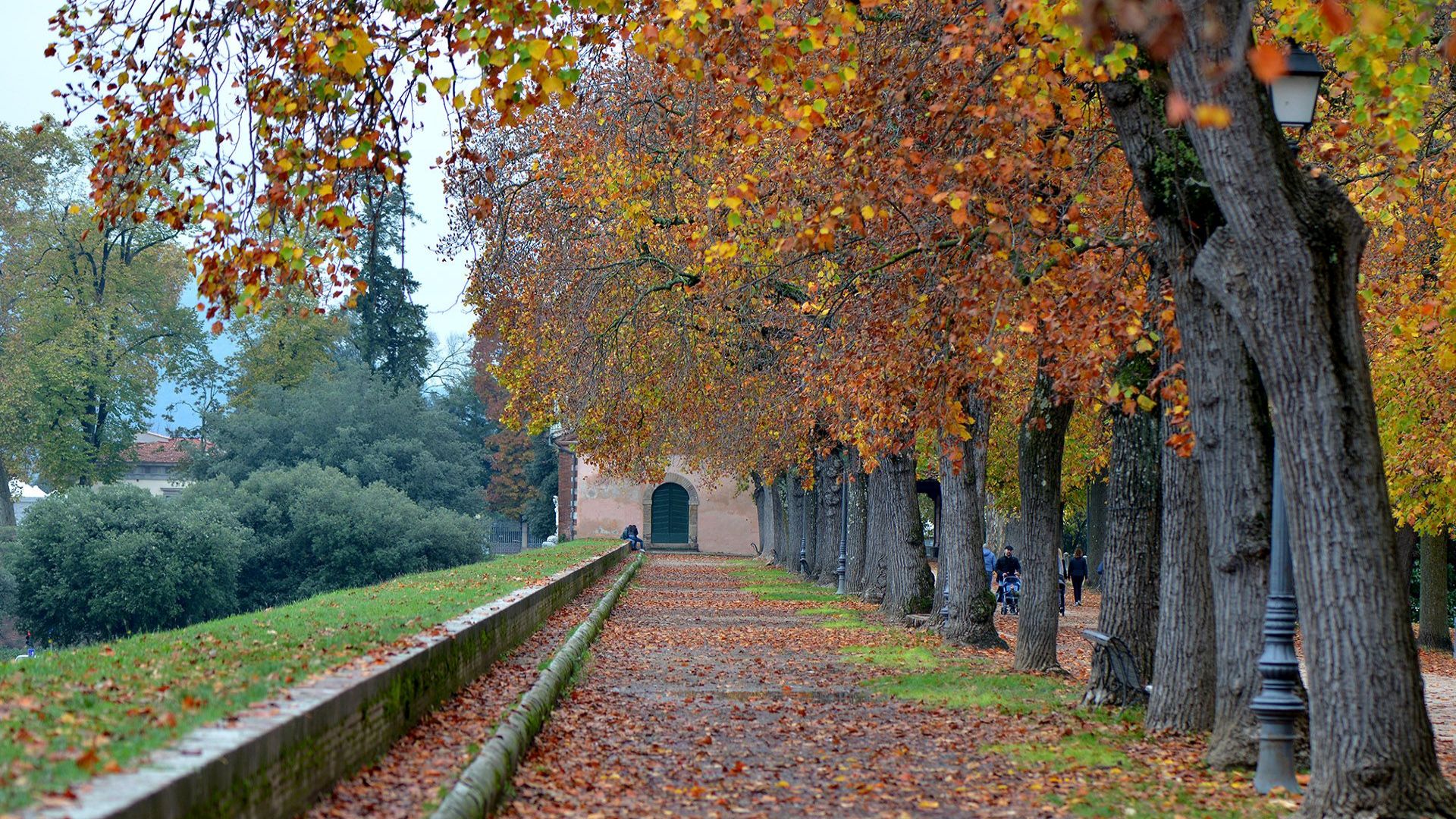 passeggiata sulle Mura di Lucca in autunno