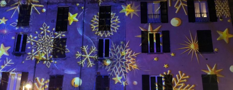 illuminazione delle facciate delle case per natale