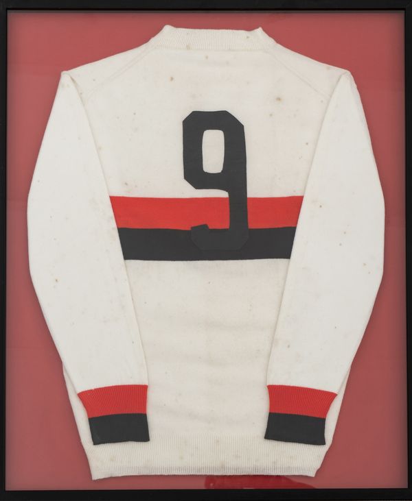 Lucchese120- la maglia  bianca con fascia orizzontale rossonera della promozione in serie C negli anni 60,