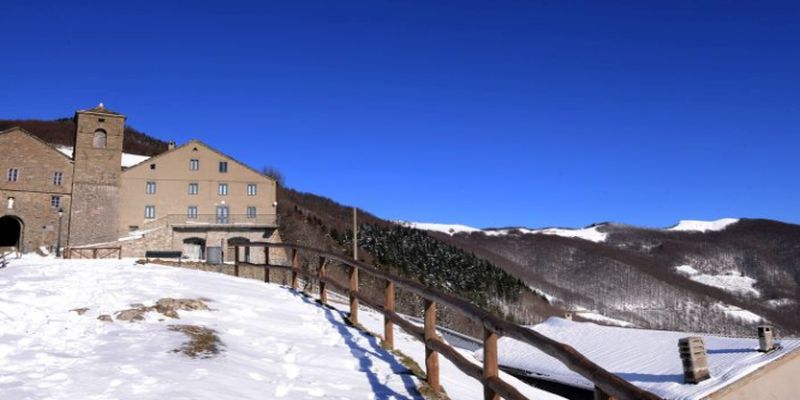 Santuario di San Pellegrino in Alpe con la neve