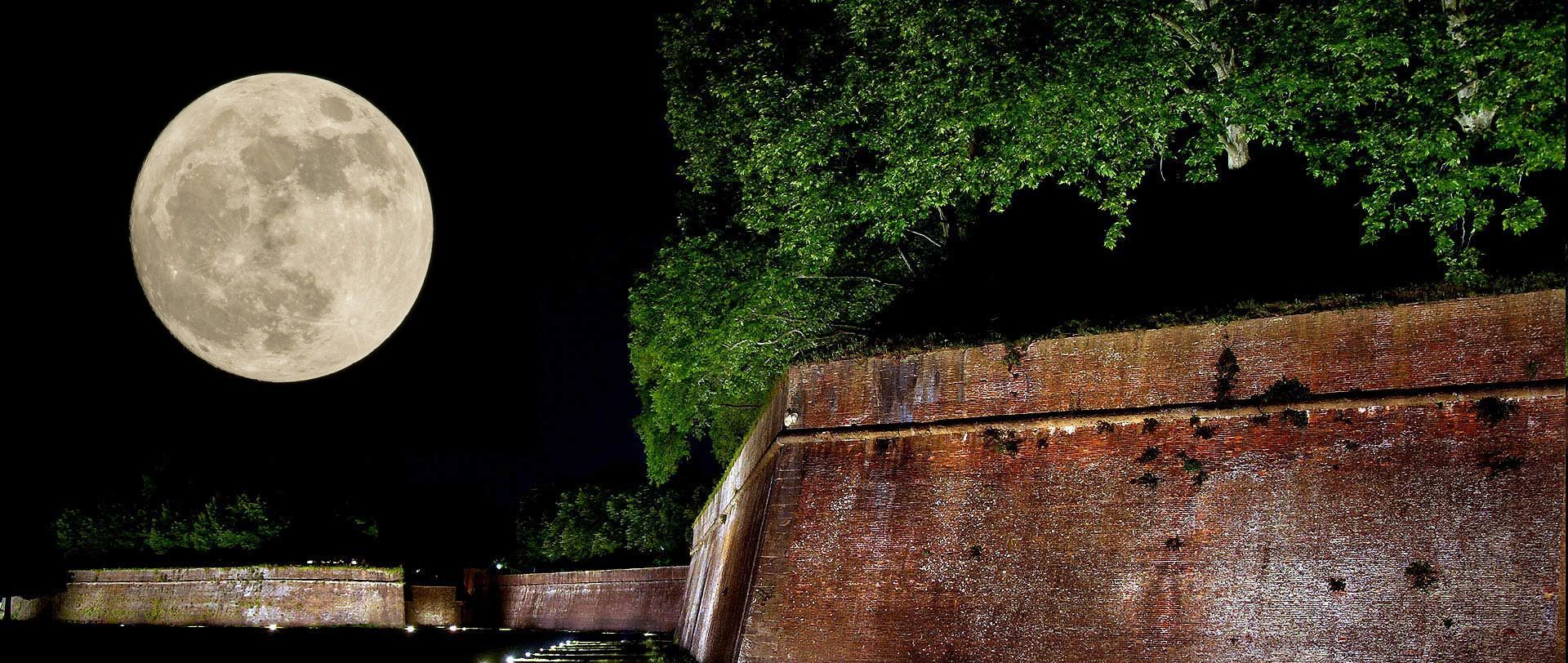 luna piena sulle mura di lucca