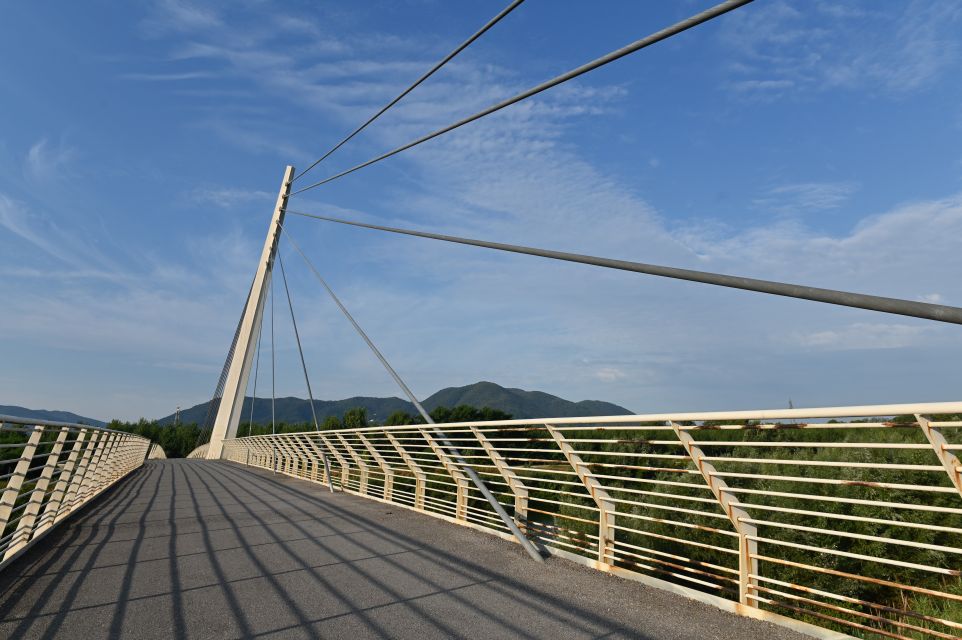 pasarela sobre el río serchio