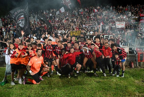 Lucchese120 - tifosi allo stadio Porta Elisa di Lucca con i calciatori