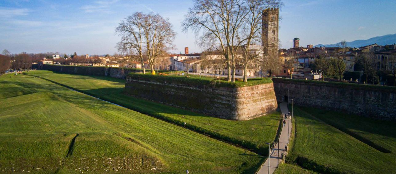 veduta della piattaforma San Frediano e del muro medievale in pietra.jpg