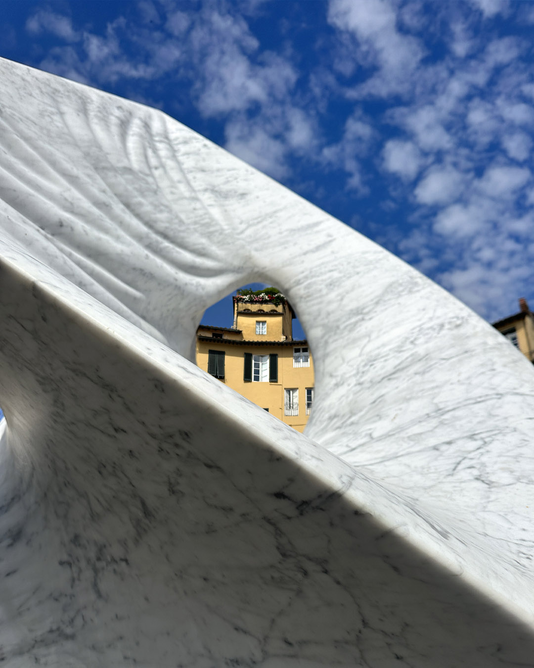 Tríptica (2023). scultura di Gustavo Velez in piazza Anfiteatro a Lucca