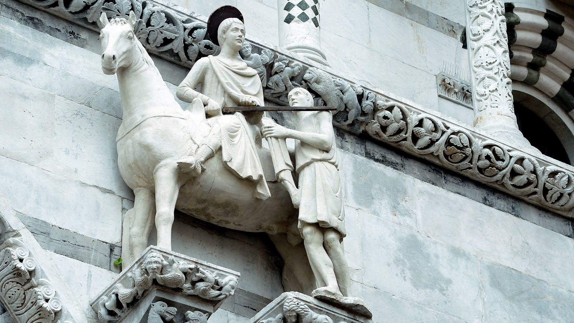 statua di san Martino sulla facciata della cattedrale di Lucca