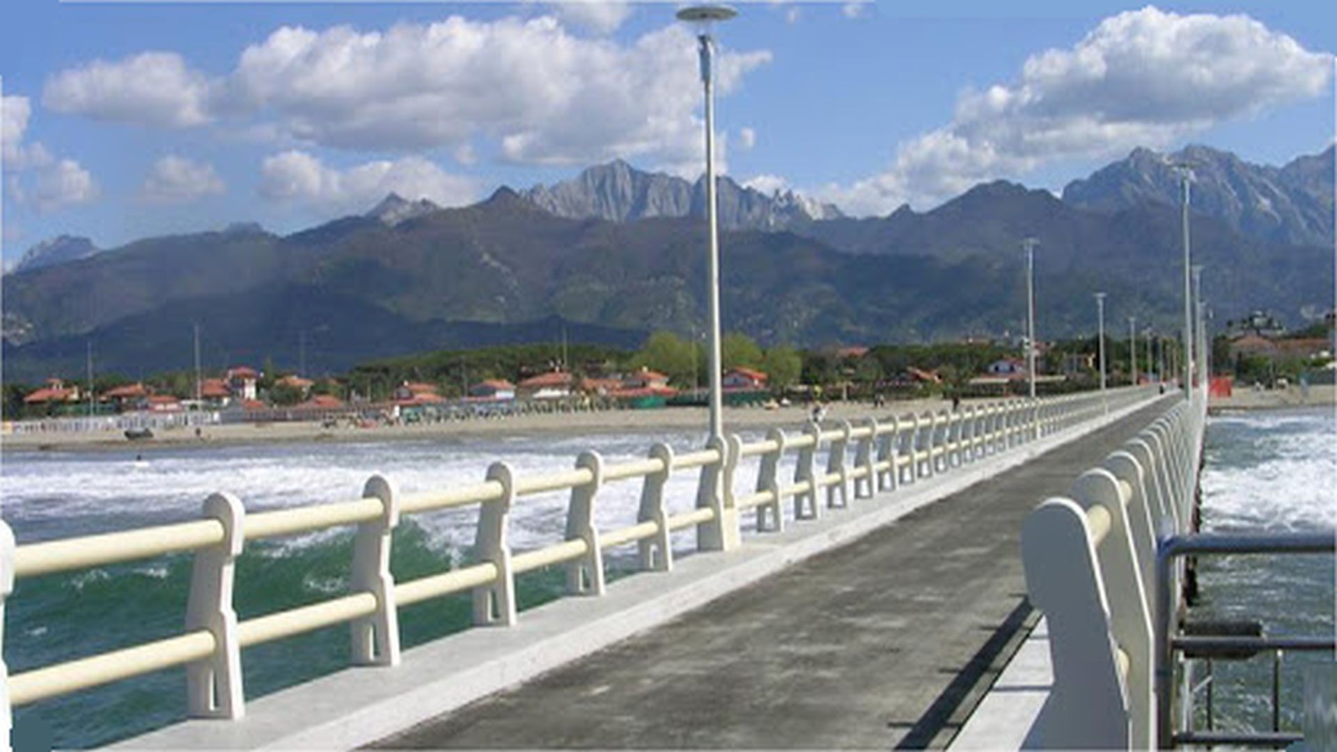 Alpi apuane viste dal pontile di forte dei marmi