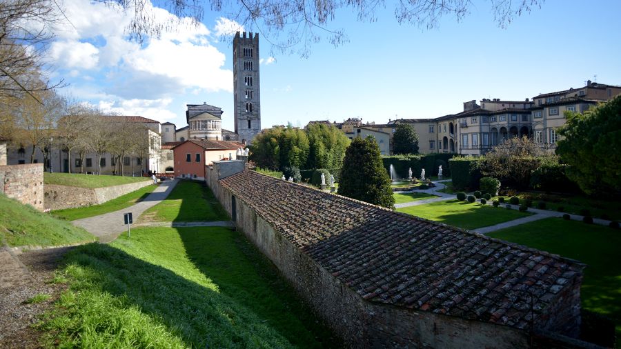 view of Palazzo Pfnaer and the apse of church san frediano from the citywalls of Lucca