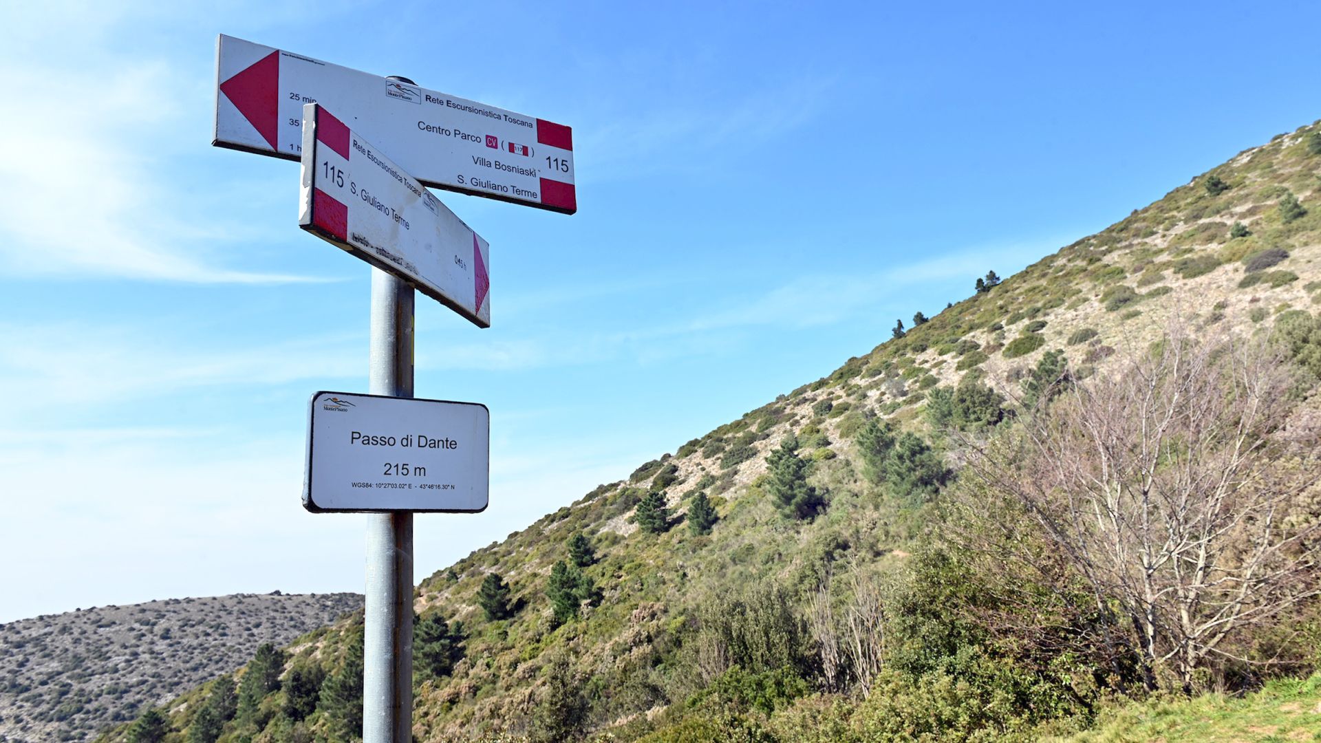 signposting at the Passo di Dante
