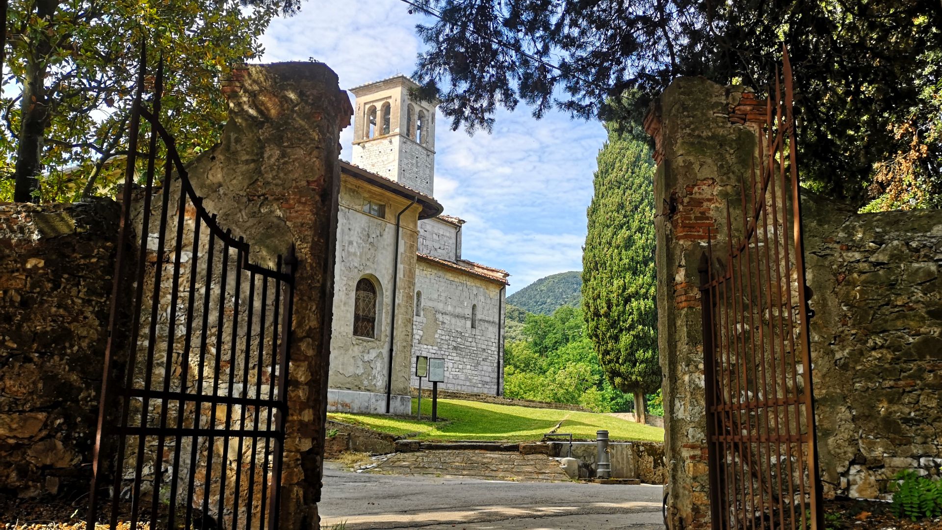 a walk to the parish church of Gattaiola