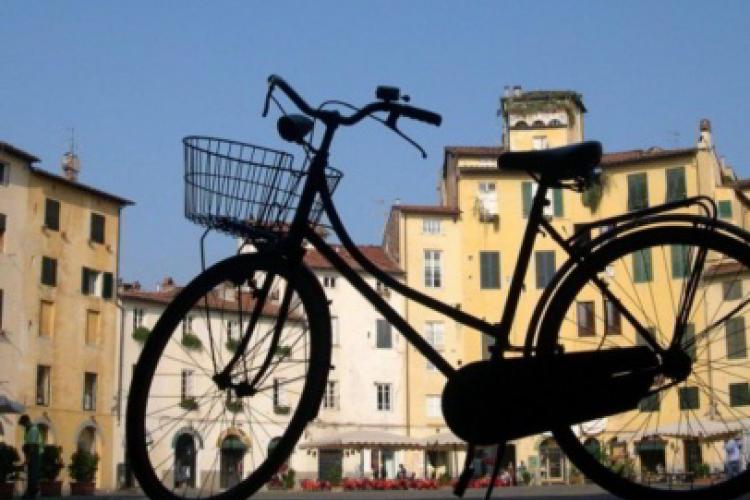Foto di piazza Anfiteatro a Lucca con una bicicletta in primo piano