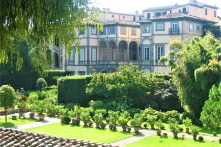 Veduta panoramica di Palazzo Pfanner e del suo giardino