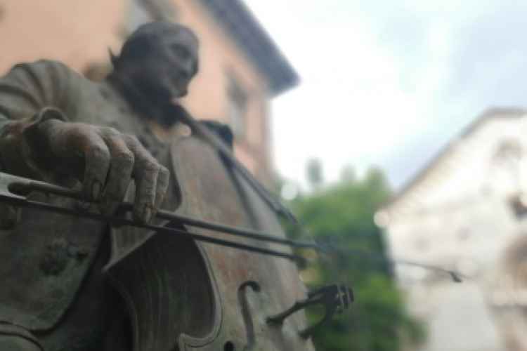 Foto della statua di Boccherini a Lucca. Particolare.