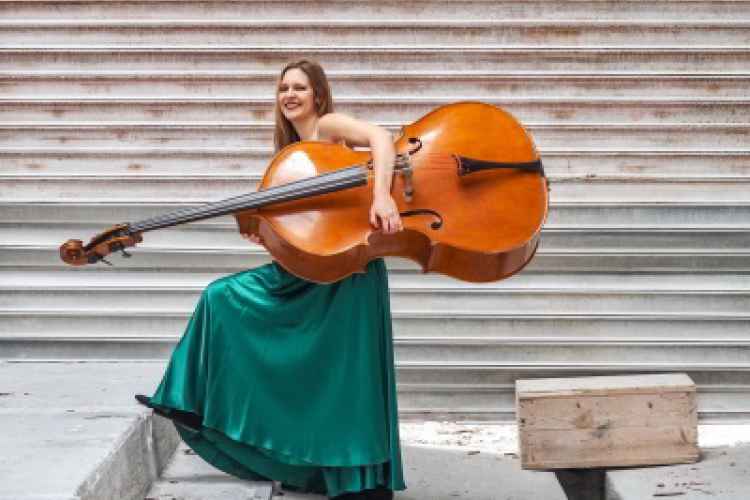 Foto di Valentina Ciardelli, contrabbassista, assieme al suo strumento musicale