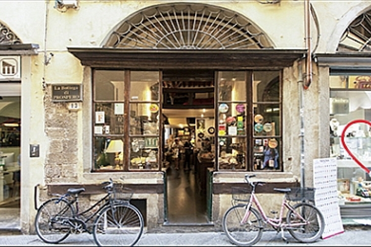 Foto dell'ingresso del negozio "La bottega di Prospero" in centro storico a Lucca