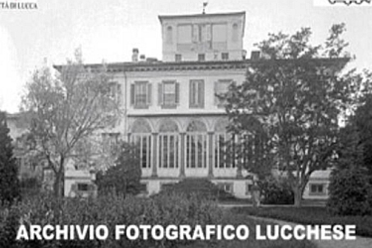 Foto in bianco e nero di un palazzo storico dall'Archivio Fotografico Lucchese
