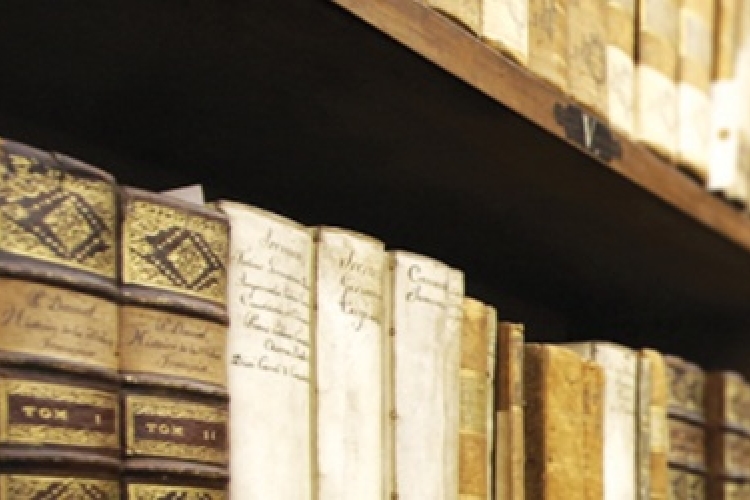 Foto Particolare di scaffale con libri antichi