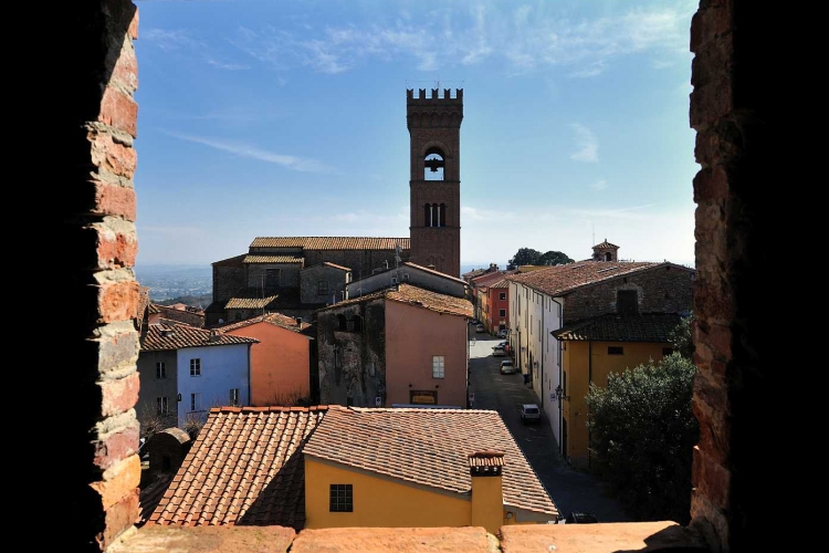 Montecarlo, die Stiftskirche von der Festung aus gesehen