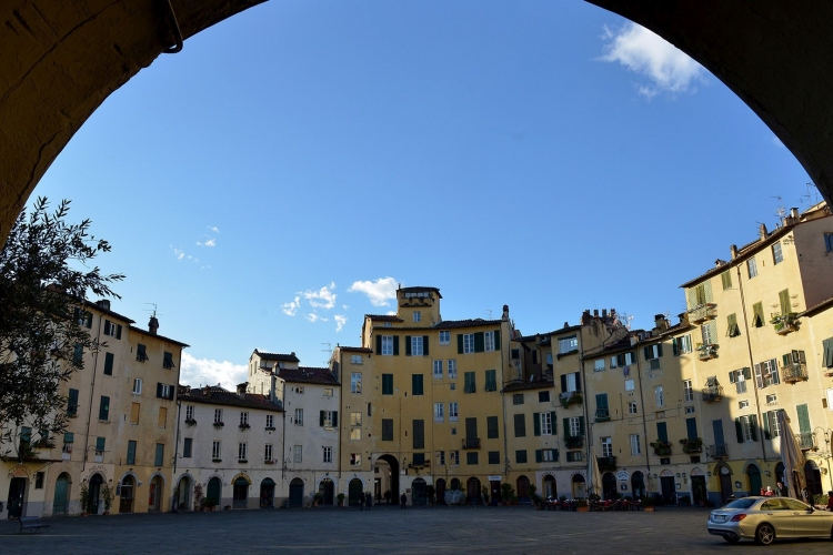 entrance arch of the Piazza Anfiteatro in Lucca