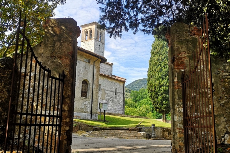 a walk to the parish church of Gattaiola