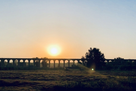 Coucher de soleil le long de l'aqueduc de Nottolini