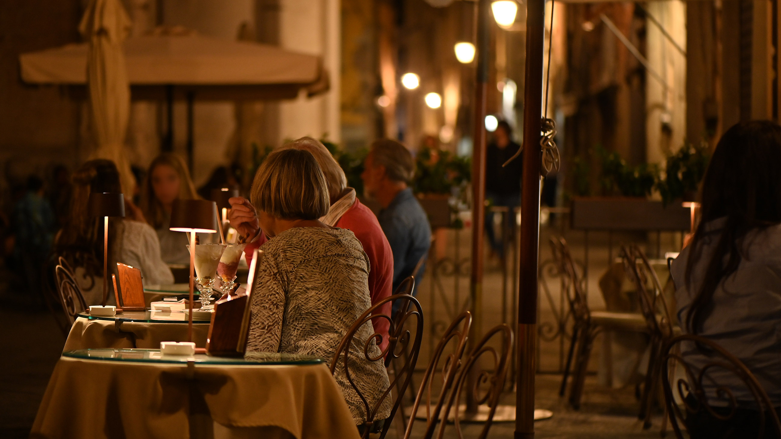 Lucca di sera, degustando un aperitivo o un gelato