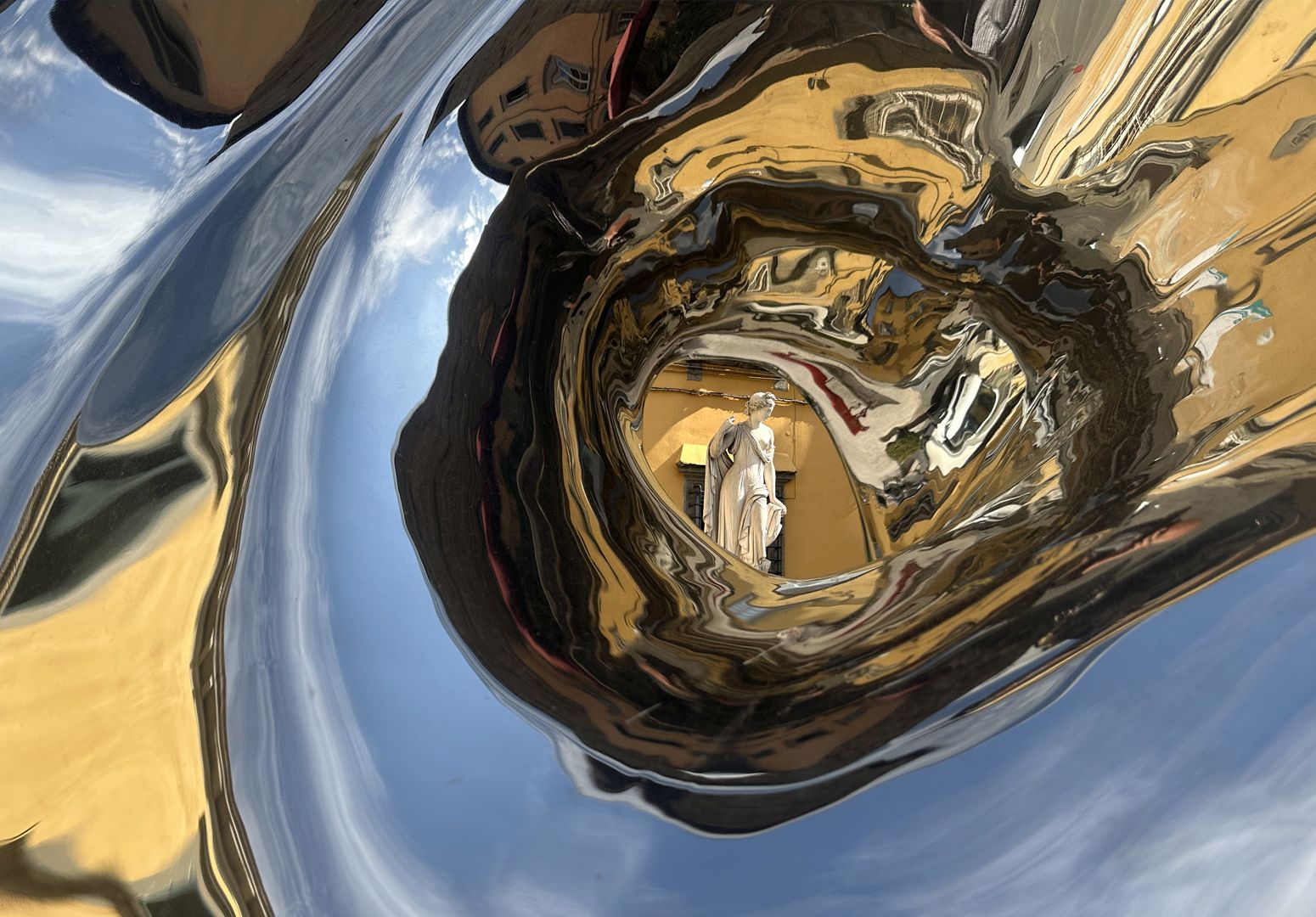 sculpture de Gustavo Velez Sur la place de l'Amphithéâtre en marbre de Carrare avec Tríptica (2023).